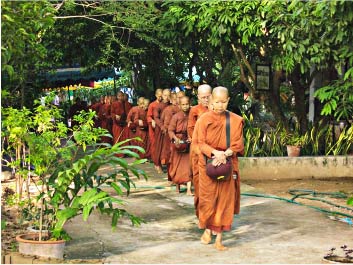 bhikkhunis on pindabot